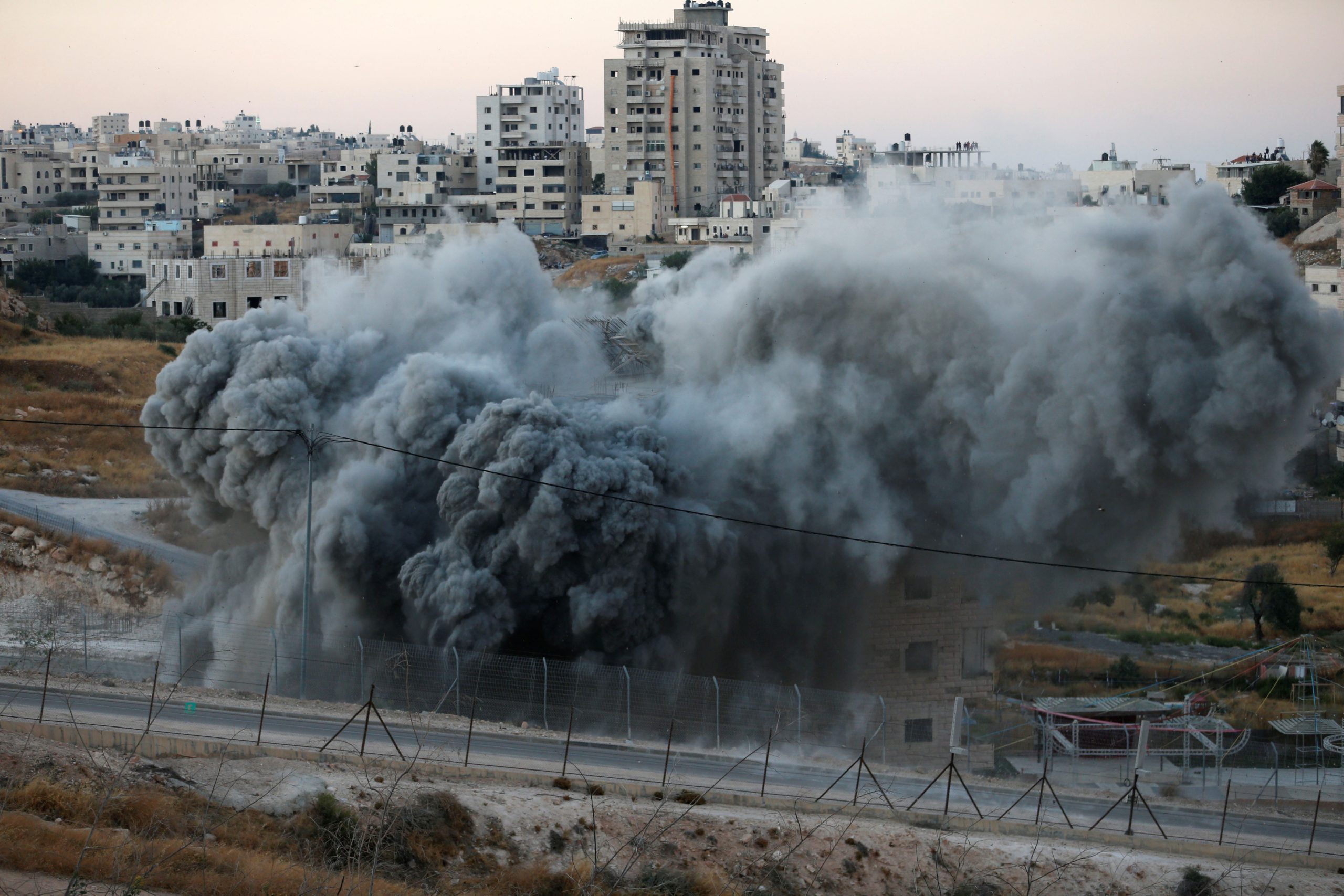 “هيومن رايتس ووتش” تصف إغلاق الاحتلال لمنازل الفلسطينيين بـ”جريمة حرب”.. حذّرت من عقاب جماعي بحقهم