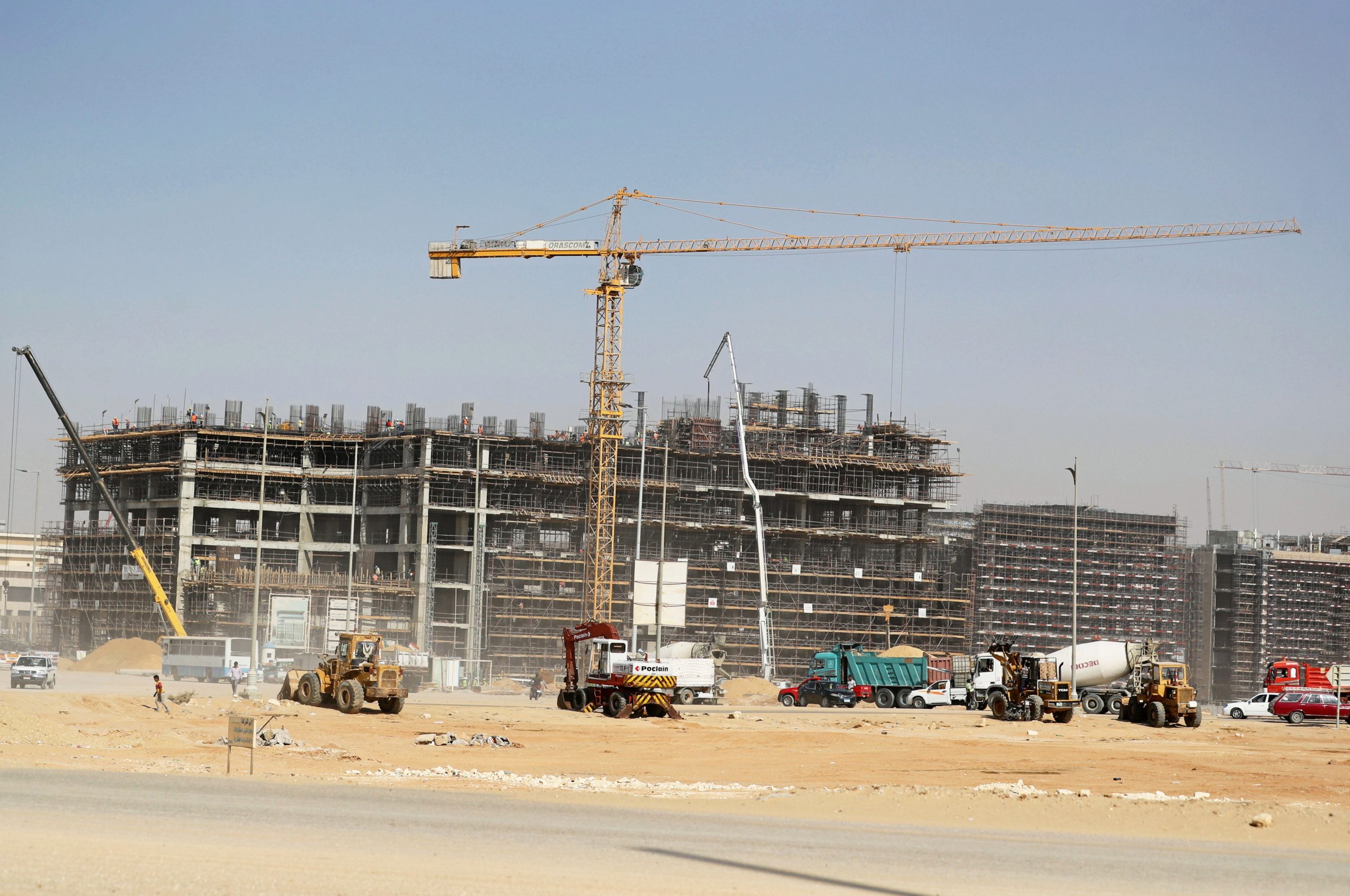 بينها تجميد مشروع لتطوير مئات القرى وخفض إنارة الشوارع.. الحكومة بمصر تدرس إجراءات تقشف جديدة