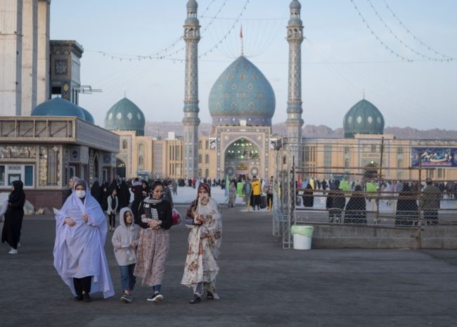 تسميم تلميذات المدارس في إيران يشعل احتجاجات.. وزير الداخلية يعلن التوصل لـ”عينات مثيرة للشبهة”