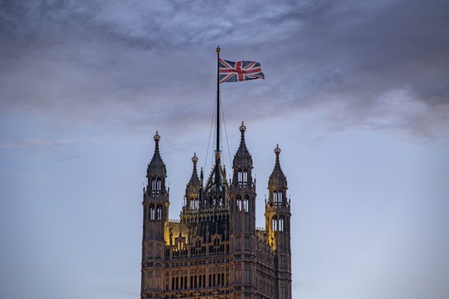 عائلة بريطانية تعتذر عن خطأ ارتكبه أسلافها.. أقرّت بمسؤوليتها عن استعباد مئات الأفارقة ووعدت بتعويضات