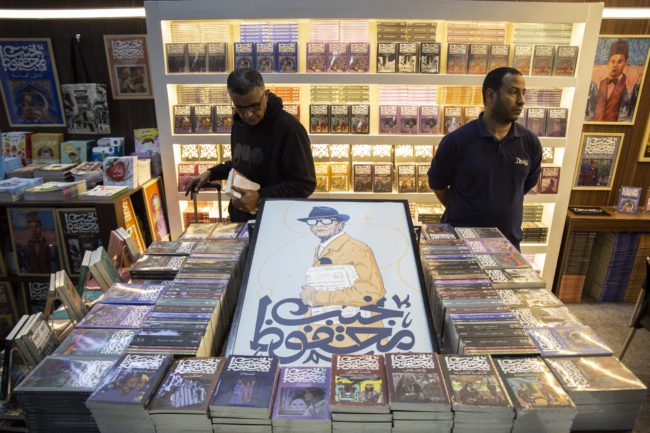 تجذبهم أغلفة الكتب لكن أسعارها تصدمهم! الأزمة الاقتصادية تعكّر أجواء معرض الكتاب الدولي بالقاهرة