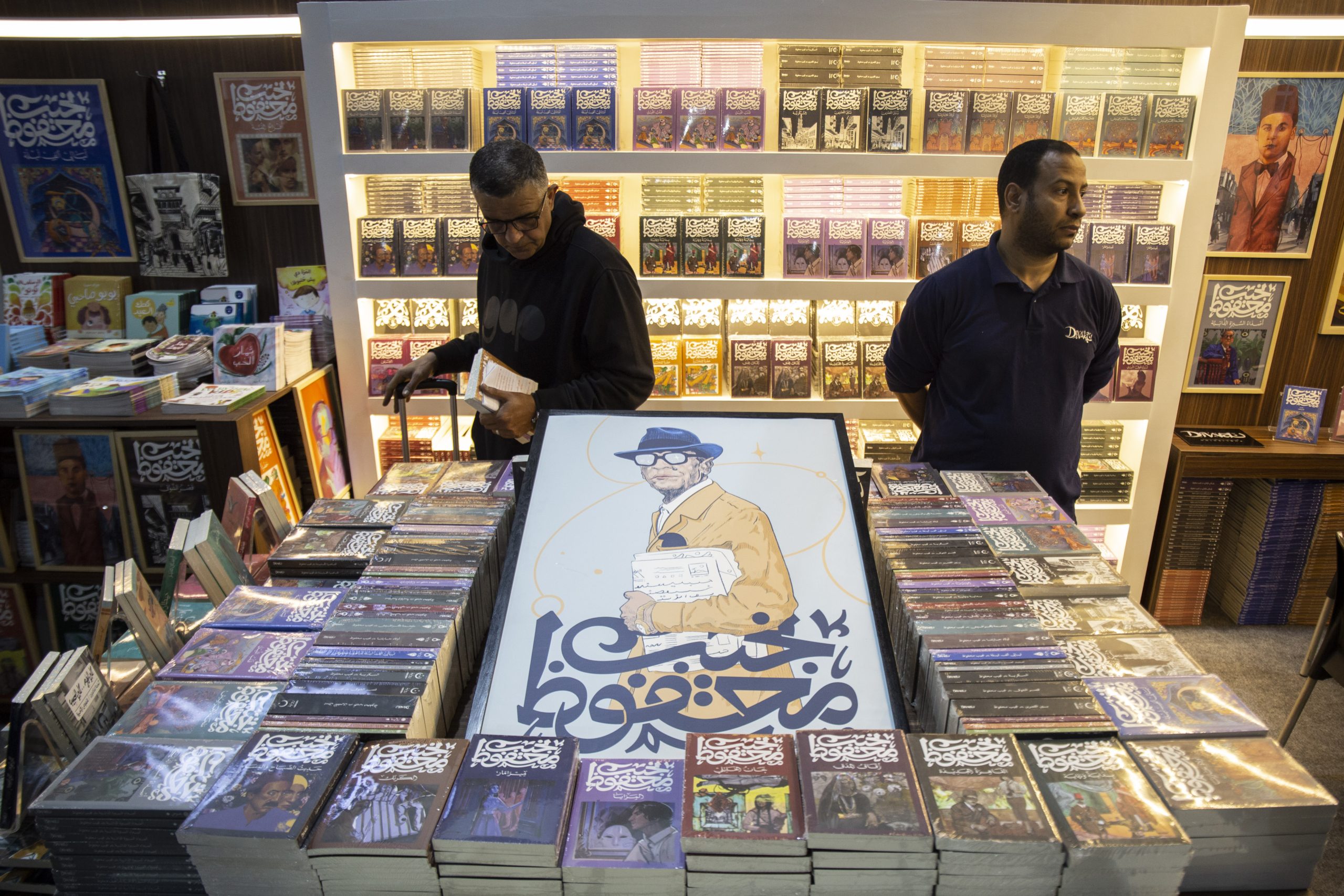 تجذبهم أغلفة الكتب لكن أسعارها تصدمهم! الأزمة الاقتصادية تعكّر أجواء معرض الكتاب الدولي بالقاهرة