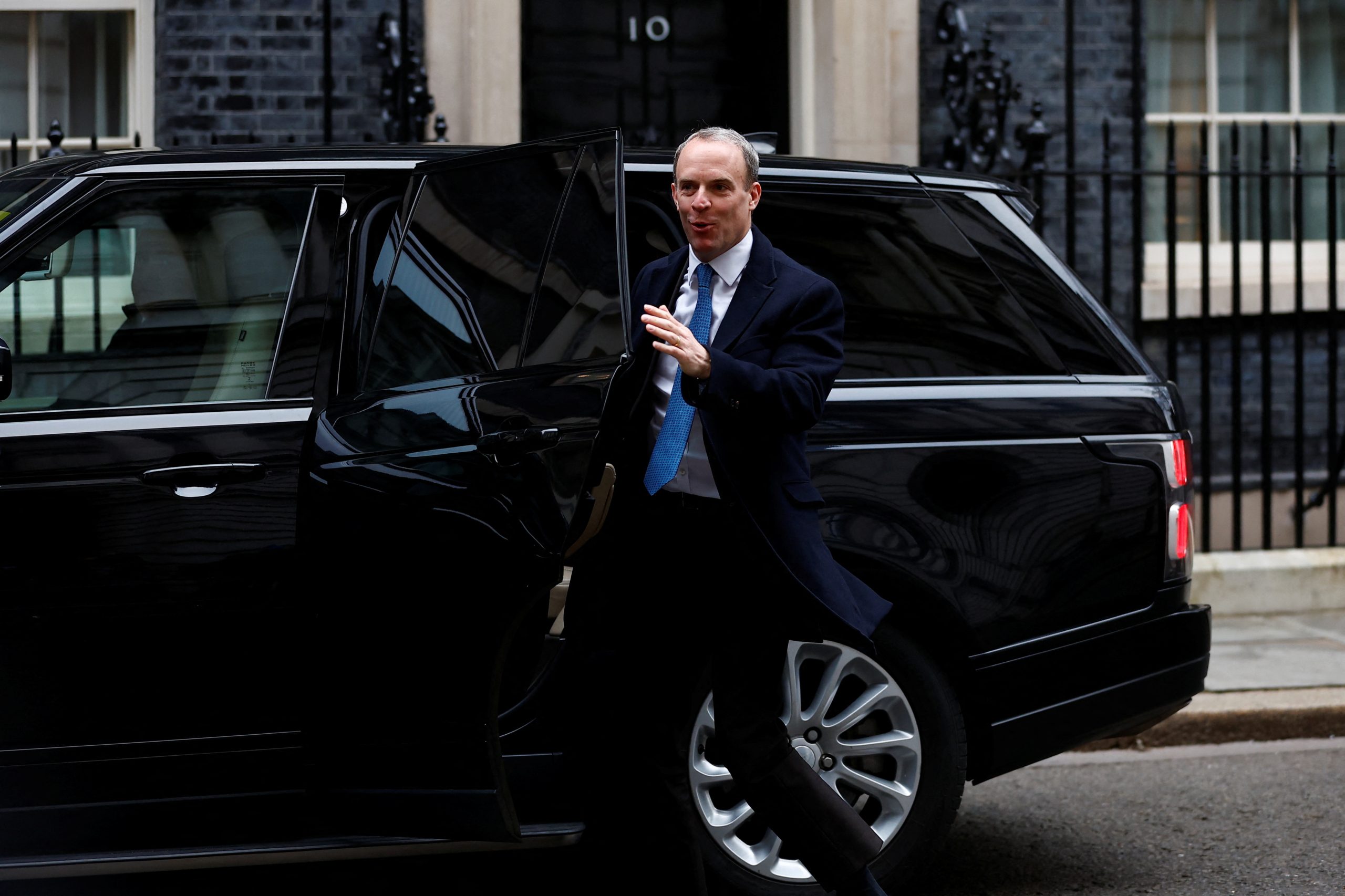 نائب رئيس وزراء بريطانيا متهم بـ”التنمر”.. يواجه تحقيقاً في “سلوكه” بعد شكوى من موظفين كبار