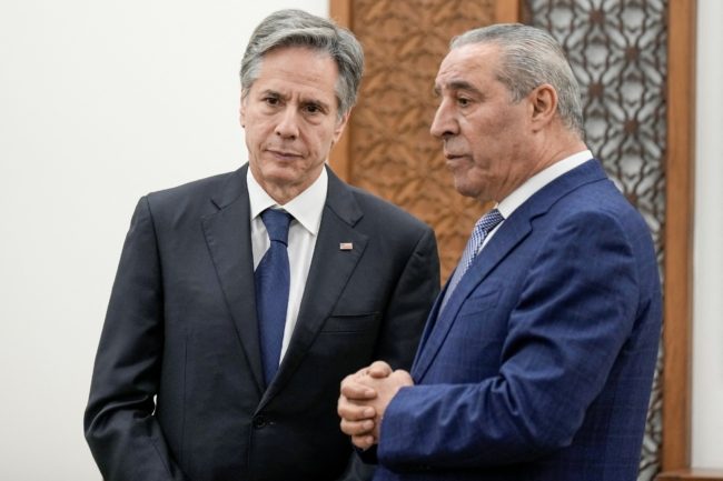 يكرهه الفلسطينيون وتفضله إسرائيل والغرب! فورين بوليسي: مهمة حسين الشيخ لخلافة عباس لن تكون سهلة