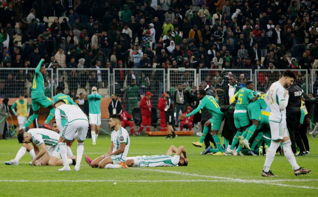 ركلة جزاء محيوص الضائعة أغضب جماهير منتخب الجزائر (رويترز)