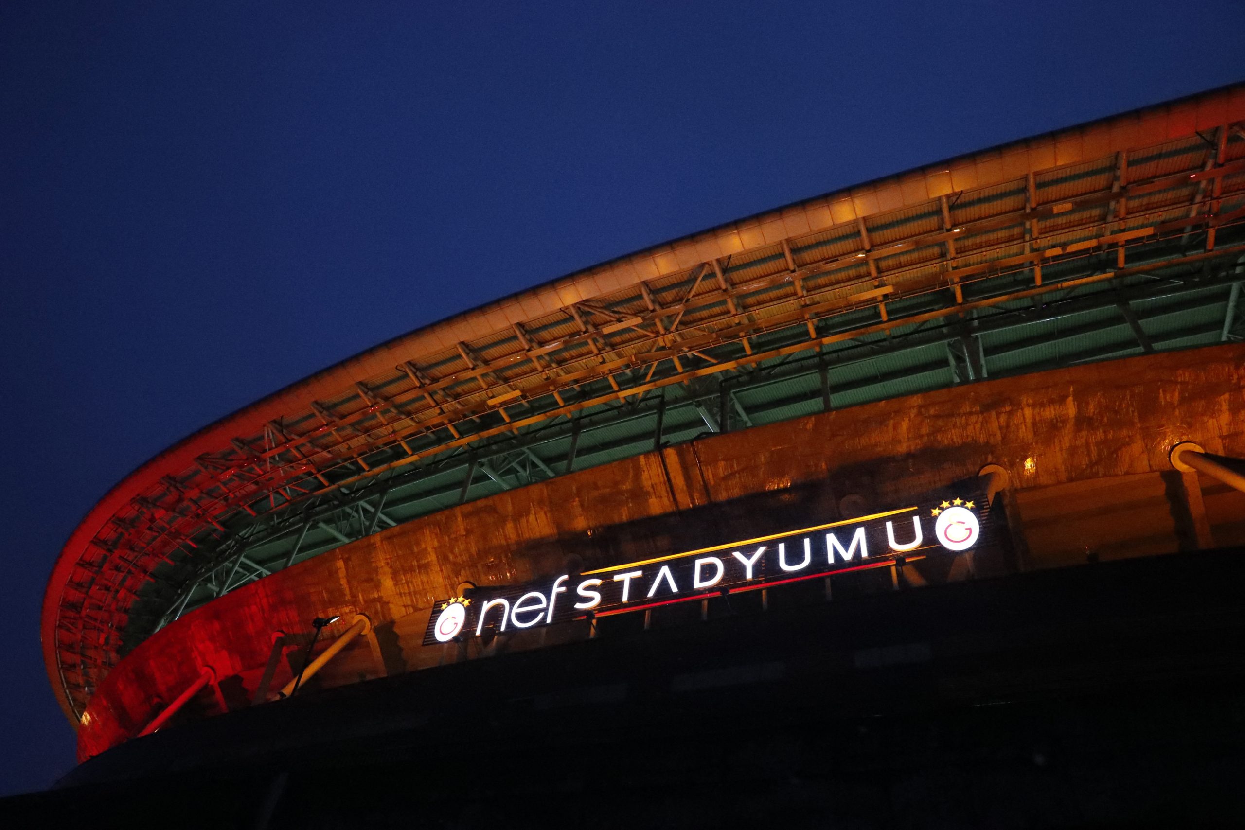 جمع التبرعات لمنكوبي زلزال تركيا قبل مباراة طرابزون وبازل (رويترز)