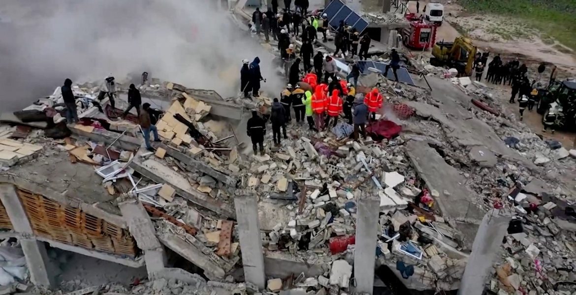 مشهد “يفطر” القلب للحظة إنقاذ رضيع سوري وعائلته.. فرق الإنقاذ انتشلتهم من بين أكوام الحجارة