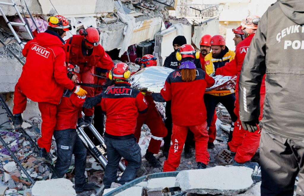 إنقاذ كريستيان أتسو بعد زلزال تركيا (رويترز)