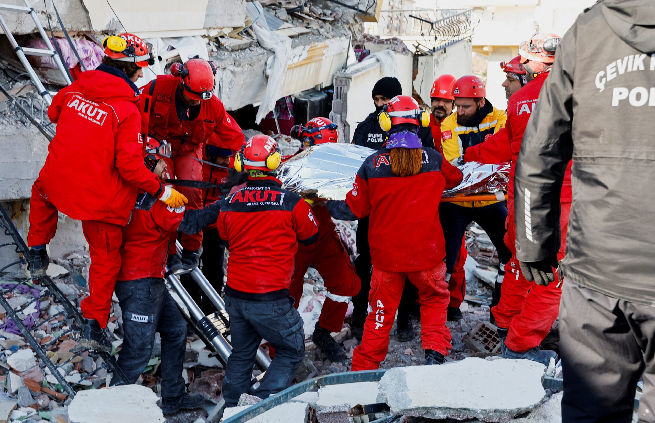 إنقاذ كريستيان أتسو بعد زلزال تركيا (رويترز)