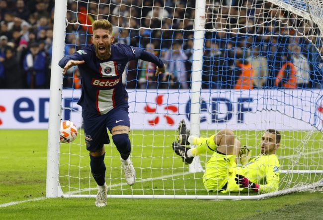 وبّخ الأول ودفع الثاني بعنف.. مقطع فيديو يظهر اعتداء راموس على مصوّر صحفي بعد هزيمة فريقه