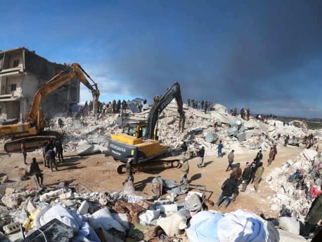 حزن ويأس في إدلب.. الزلزال يجتمع مع الحرب والكوليرا ليفاقم مأساة السوريين