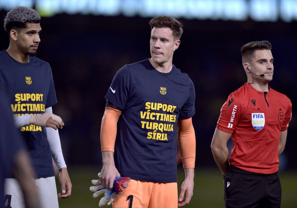لاعبو برشلونة وفياريال يدعمون ضحايا زلزال تركيا وسوريا (رويترز)