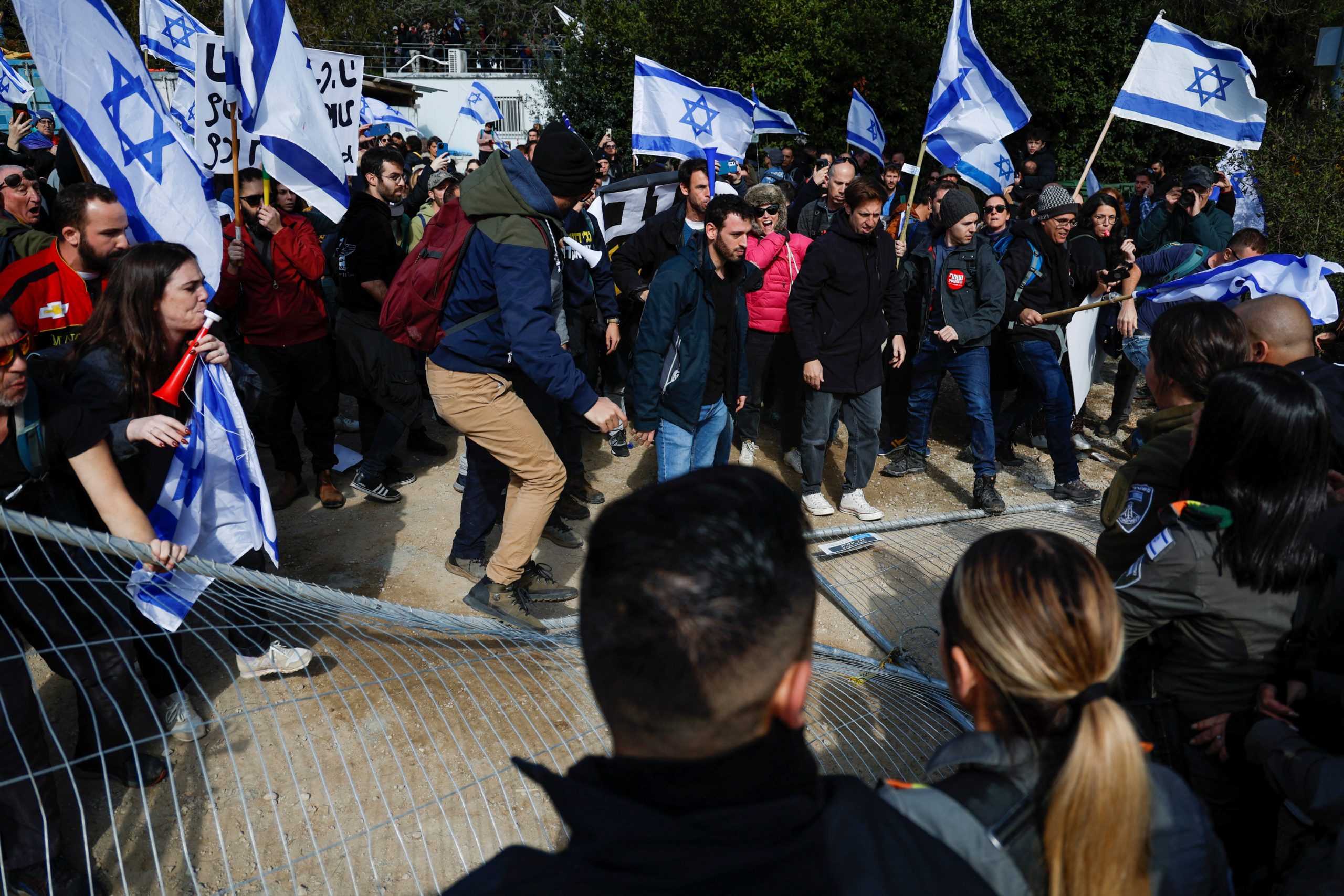 محتجون إسرائيليون يحاولون اقتحام مقر الكنيست.. عشرات الآلاف تظاهروا ضد قانون “الإصلاح القضائي”