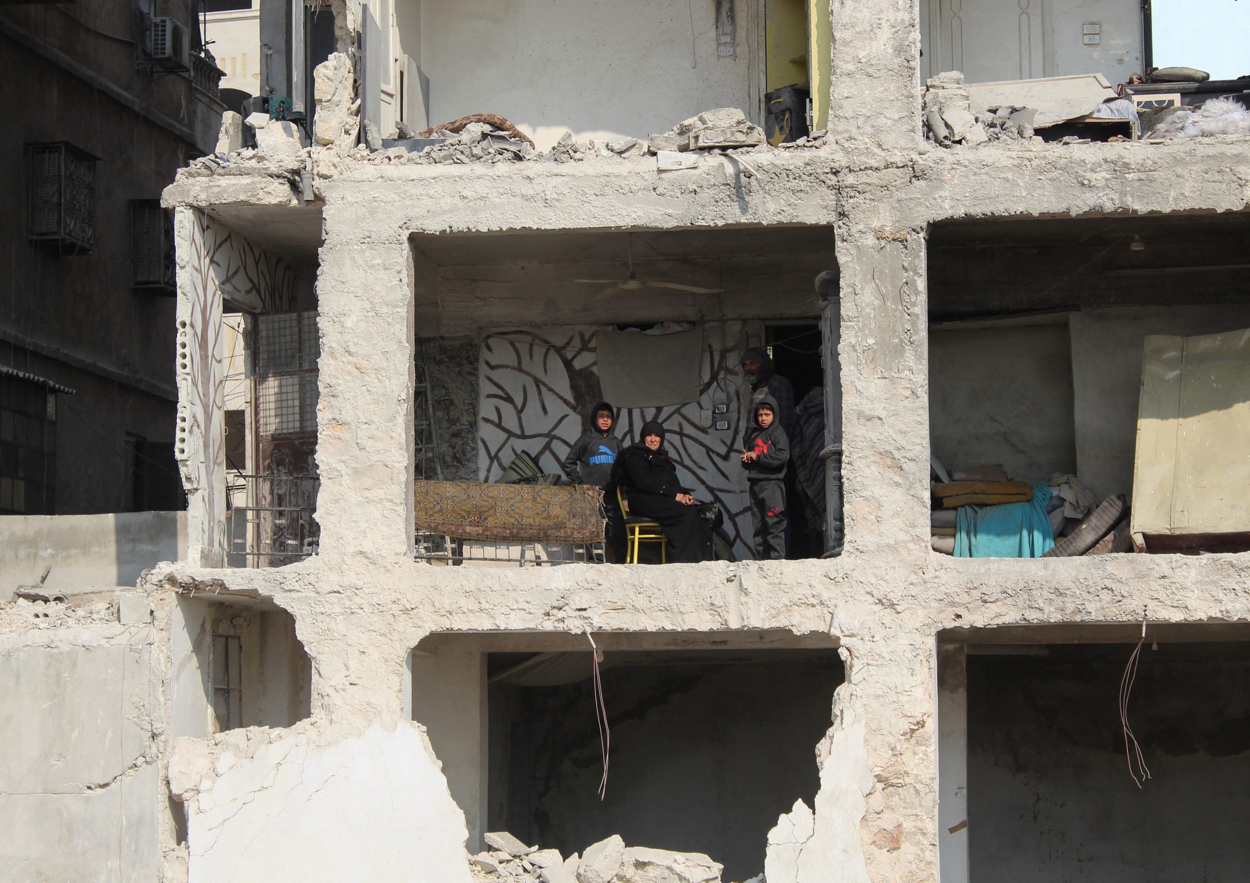 إشادة بموظف خدمة عراقي تبرع “بما يملك”.. حمل فراشَين ببساطة وطلب إيصالهما للسوريين والمسلمين