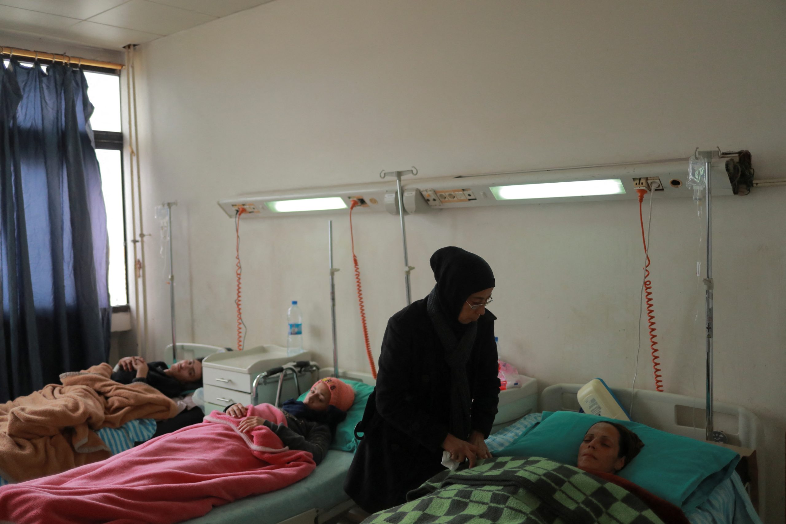 انهار عليها المنزل مرتين! قصة أم سورية نجت مع طفلها من زلزالين بأعجوبة