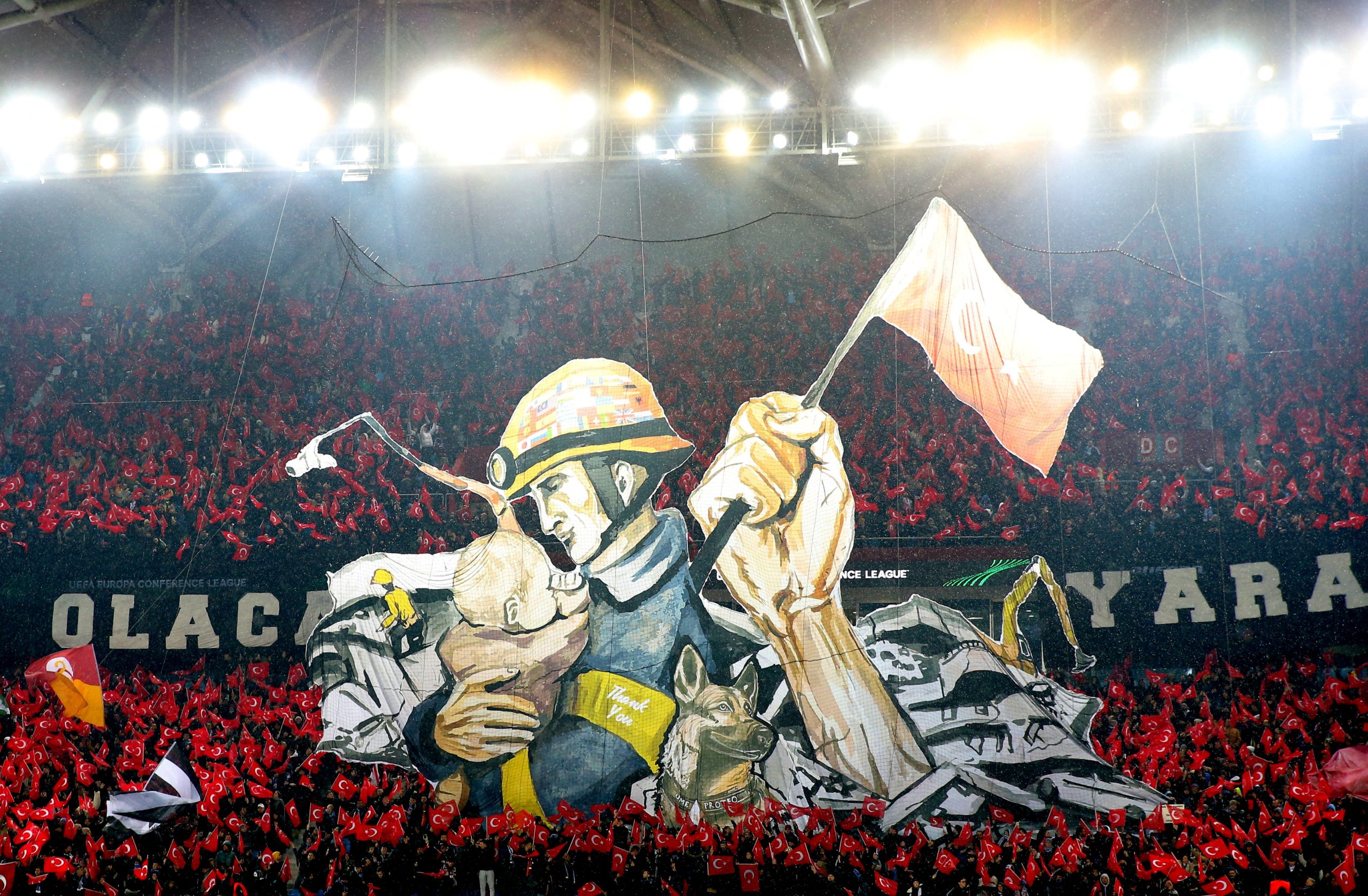 تيفو رائع بأول مباراة في تركيا بعد الزلزال (رويترز)