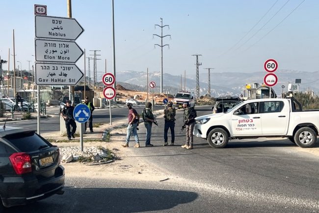 إصابة 4 مستوطنين بإطلاق نار على سيارتهم قرب جنين.. واستشهاد فلسطيني في عملية للاحتلال بنابلس