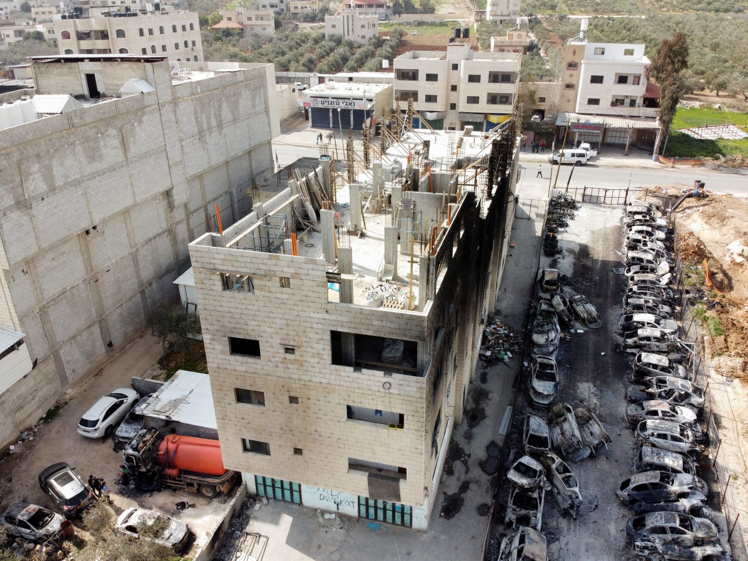 رئيس بلدية حوارة لـ”عربي بوست”: هجمات المستوطنين هدفها تهجير سكانها الفلسطينيين ونطالب بحماية دولية