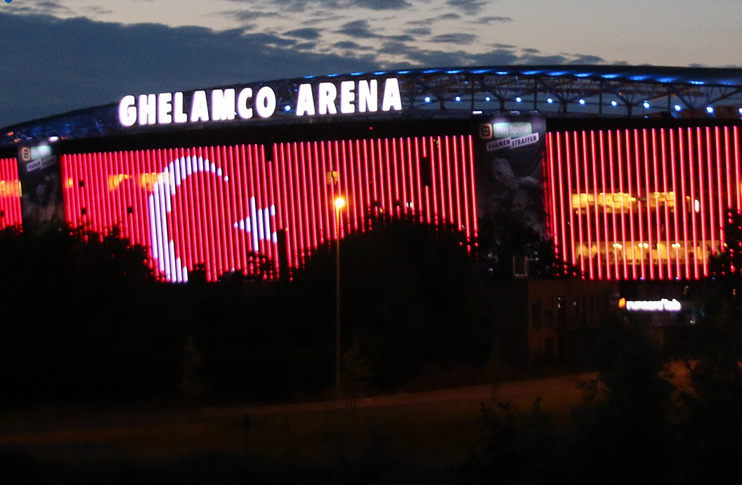 ناد بلجيكي يُضيء ملعبه تضامناً مع ضحايا زلزال تركيا وسوريا (مواقع التواصل)