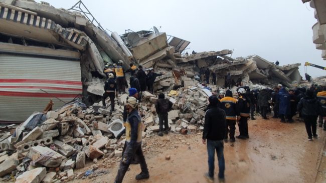 عائلات كاملة تحت الأنقاض.. “عربي بوست” ينقل معاناة الفلسطينيين بعد الزلزال بالشمال السوري (صور)