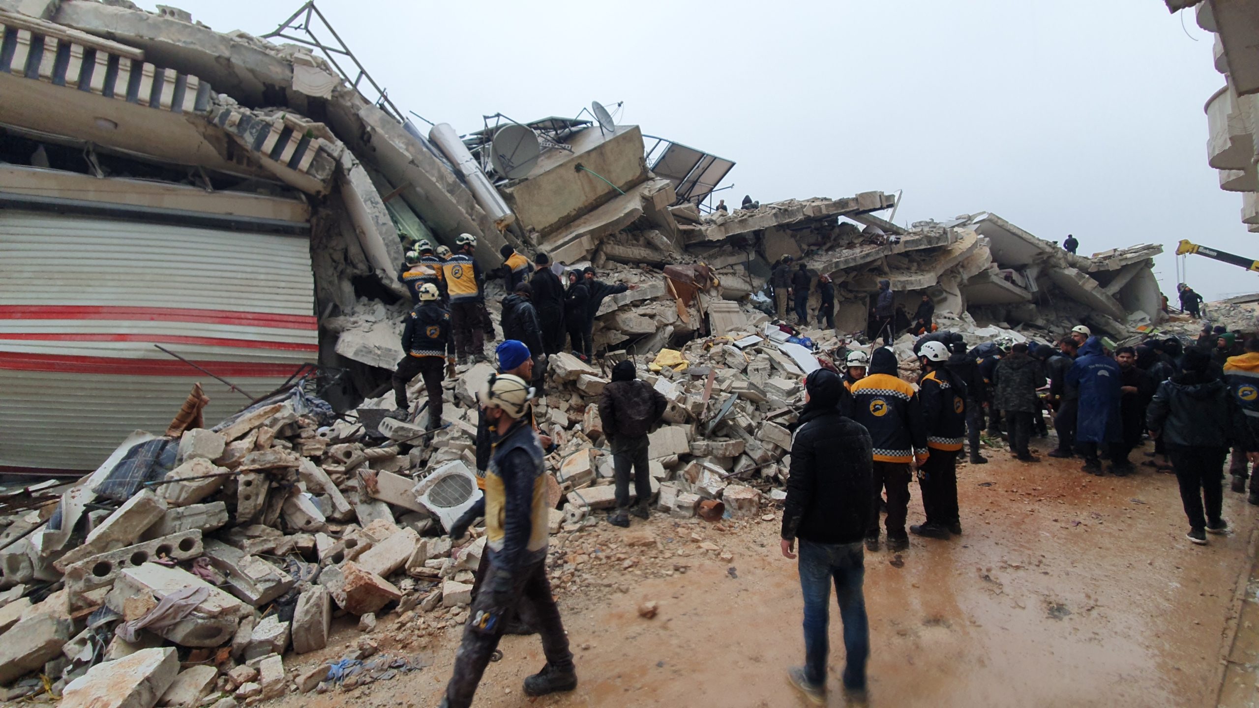 فلسطينيون يشاهدون آثار الدمار بسبب الزلزال المدمر في منطقة جنديرس - عربي بوست