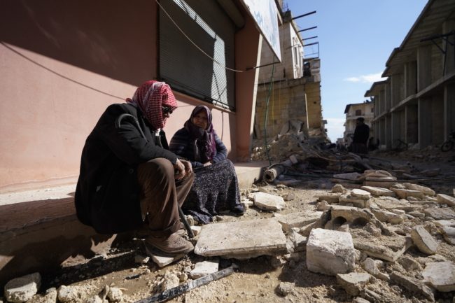 انتظار بين الخوف والأمل.. عائلات المتضررين من الزلزال في شمال سوريا تترقب مصير أبنائها وسط الحطام