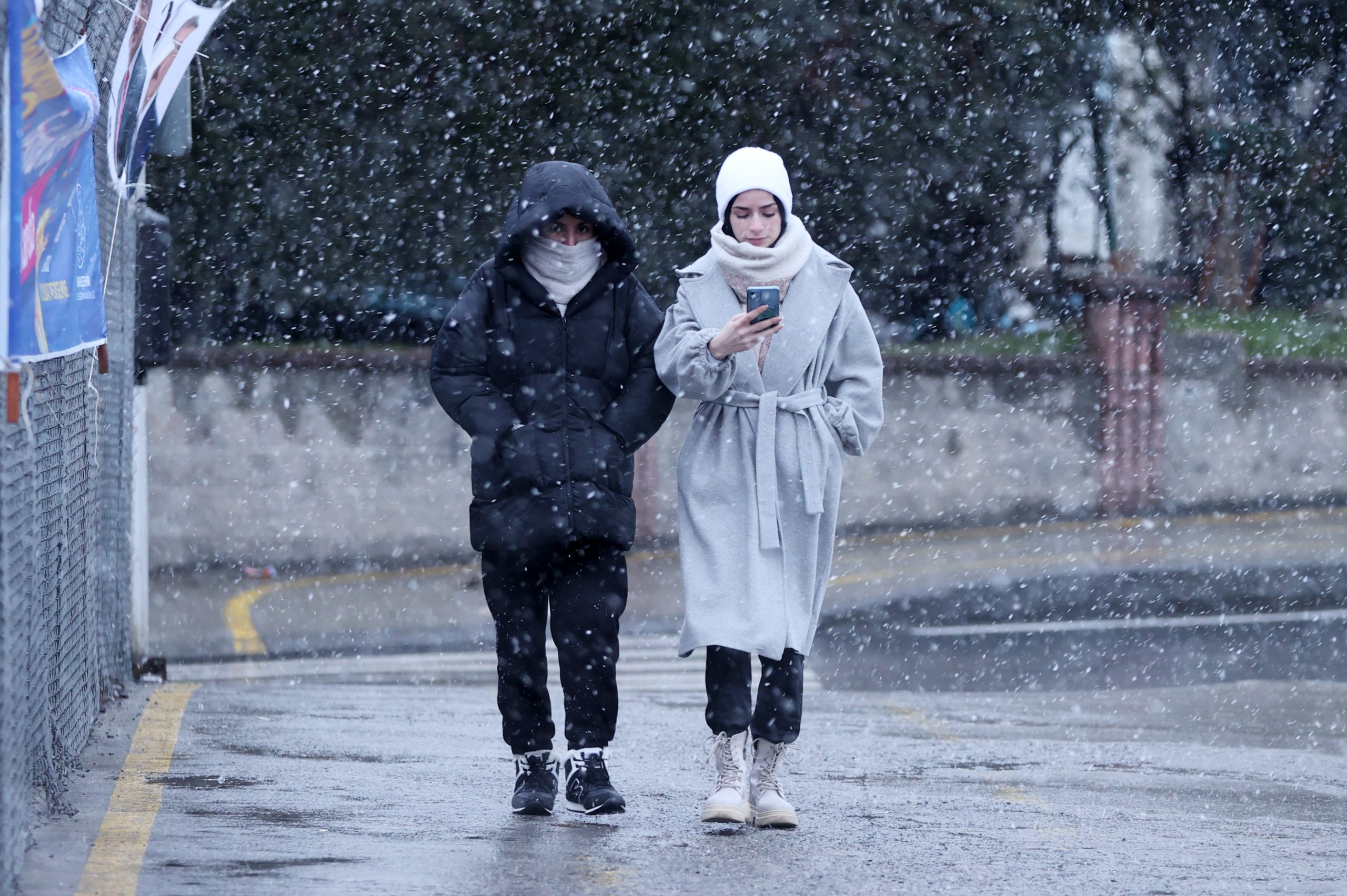 ثلوج ورياح شديدة القوة.. عاصفة قوية تضرب مدينة إسطنبول، والسلطات تعطِّل الدراسة وتلغي رحلات طيران