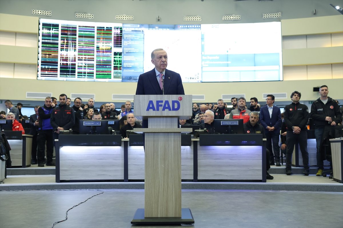 أردوغان من مركز إدارة الكوارث والطوارئ التركية معلنا آخر الإحصائيات عن الضحايا وعمليات الإنقاذ- الأناضول<br> وفي وقت لاحق، أكدت إدارة الكوارث والطوارئ التركية (آفاد) إنها قامت بتسجيل زلزال ثان مركزه كهرمان مرعش جنوب شرق البلاد بقوة 7.6 درجة الاثنين، 6 فبراير/ شباط 2023.<br><br>وأضافت أن الزلزال وقع على عمق 7 كيلومترات، وكان مركزه منطقة البستان في إقليم كهرمان مرعش.<br><br>وفي وقت سابق من اليوم ذاته، ضرب زلزال قوي المنطقة ذاتها، ما أسفر عن مئات القتلى وآلاف المصابين. 