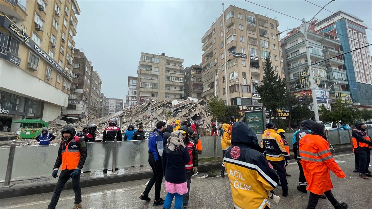 فيديو يوثق مباشرة لحظة الزلزال الثاني الذي ضرب تركيا.. أصاب مواطنين بالذعر