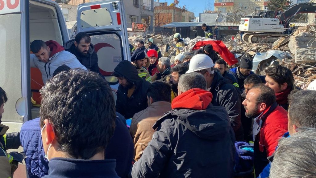 تركيا أسرى نفق الحرية زلزال