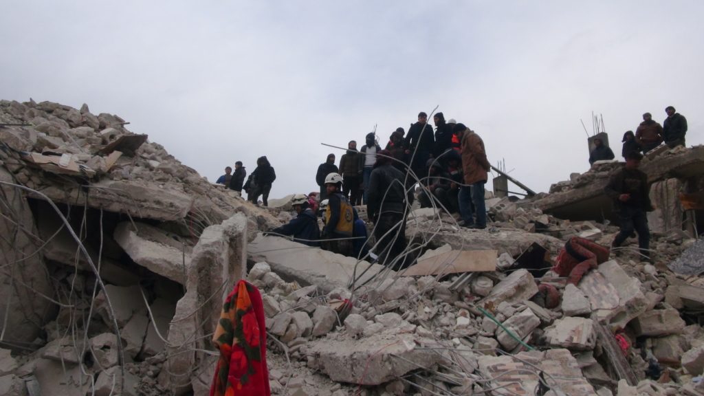 أفراد من الدفاع المدني والمتطوعين في عملية إنقاذ - عربي بوست