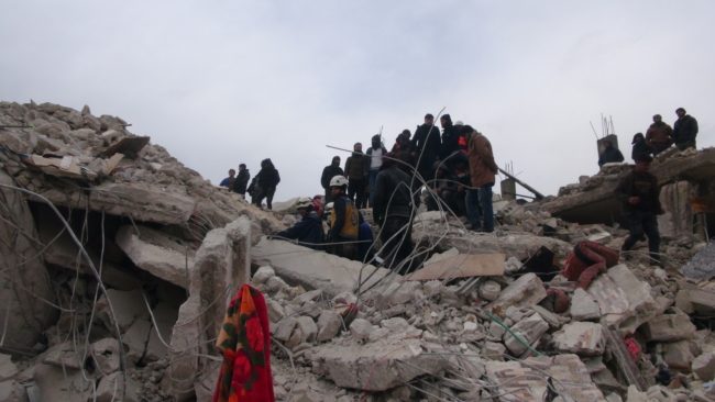 “أُنقذ الأطفال ولا أعلم شيئاً عن مصير أسرتي”.. قصص معاناة فرق الدفاع المدني السورية بعد الزلزال