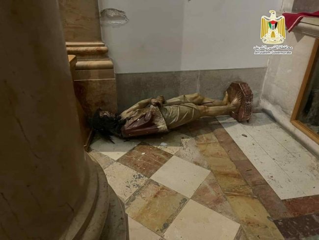 مستوطنون يقتحمون كنيسة تاريخية بالقدس ويحطمون مقتنياتها.. فيديو للحظة تصدّي مقدسي لهم