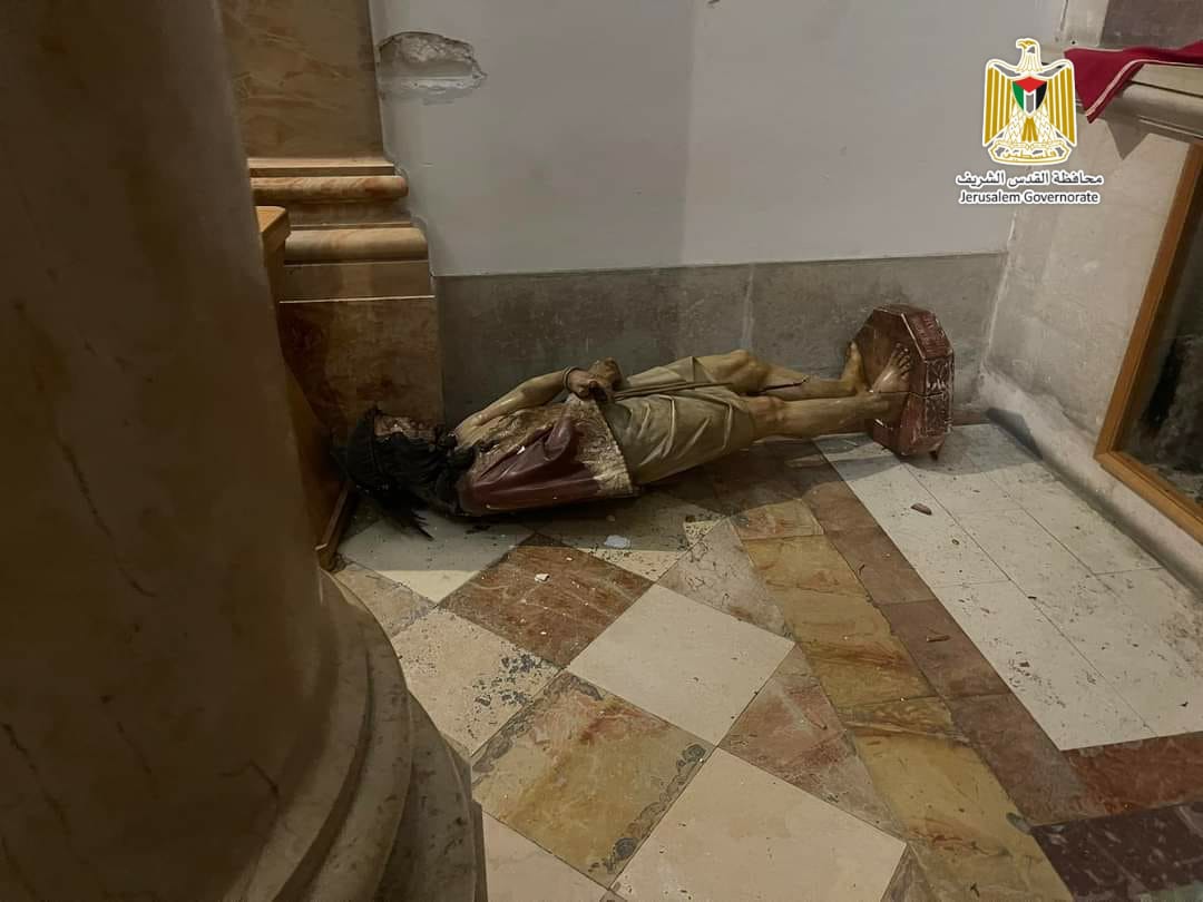 مستوطنون يقتحمون كنيسة تاريخية بالقدس ويحطمون مقتنياتها.. فيديو للحظة تصدّي مقدسي لهم