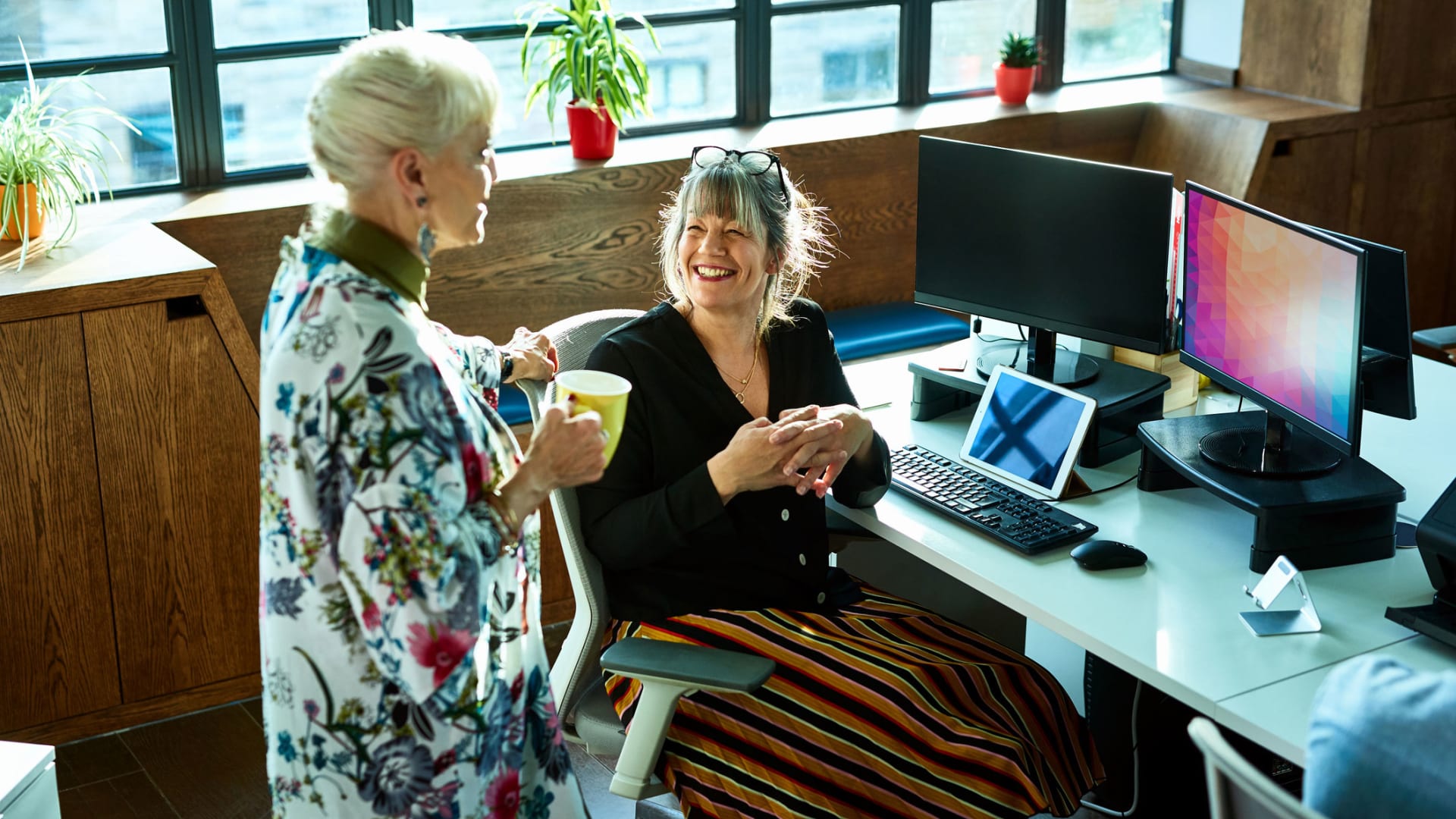 “تخفف الإصابة بالأمراض المزمنة”! دراسة: العلاقة الودية بين النساء وزملائهن بالعمل تحافظ على صحتهن