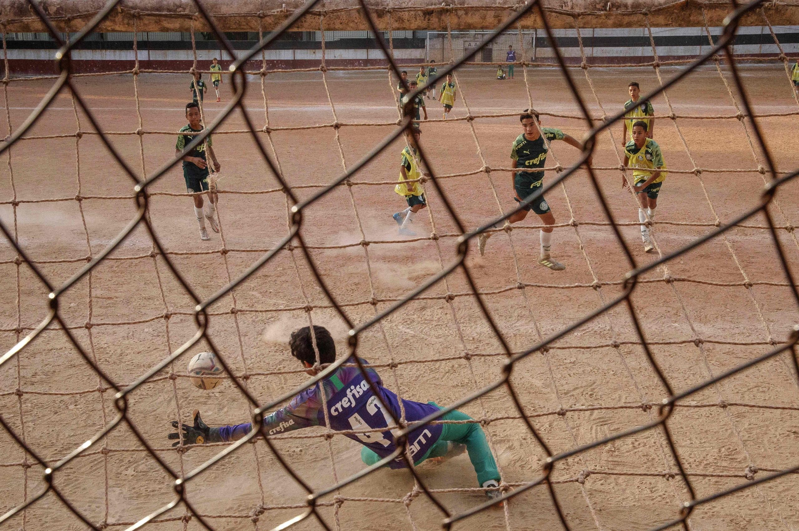 طفل إفريقي يفاجئ "فيفا" برسالة مؤثرة - gettyimages