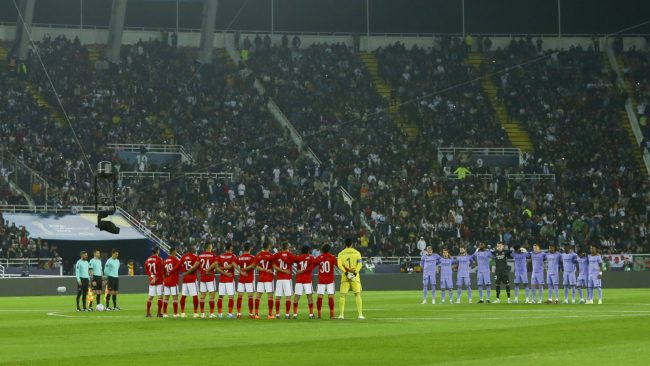 قبل انطلاق مباراة الأهلي وريال مدريد.. اللاعبون يقفون دقيقة حداد على أرواح زلزال تركيا وسوريا