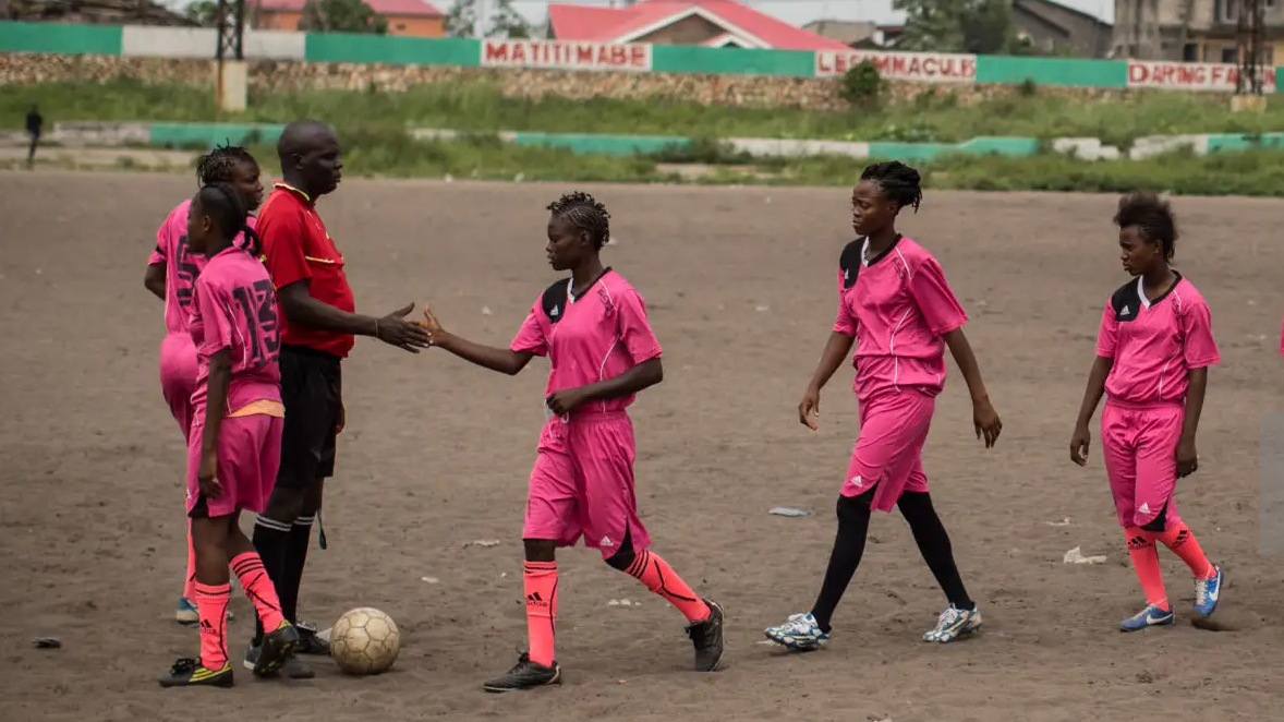 اعتداء لاعبات كرة قدم على حكم - gettyimages