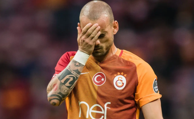 “تركيا هي بلدي الثاني”.. نجم منتخب هولندا السابق يقود حملة لمساعدة منكوبي الزلزال