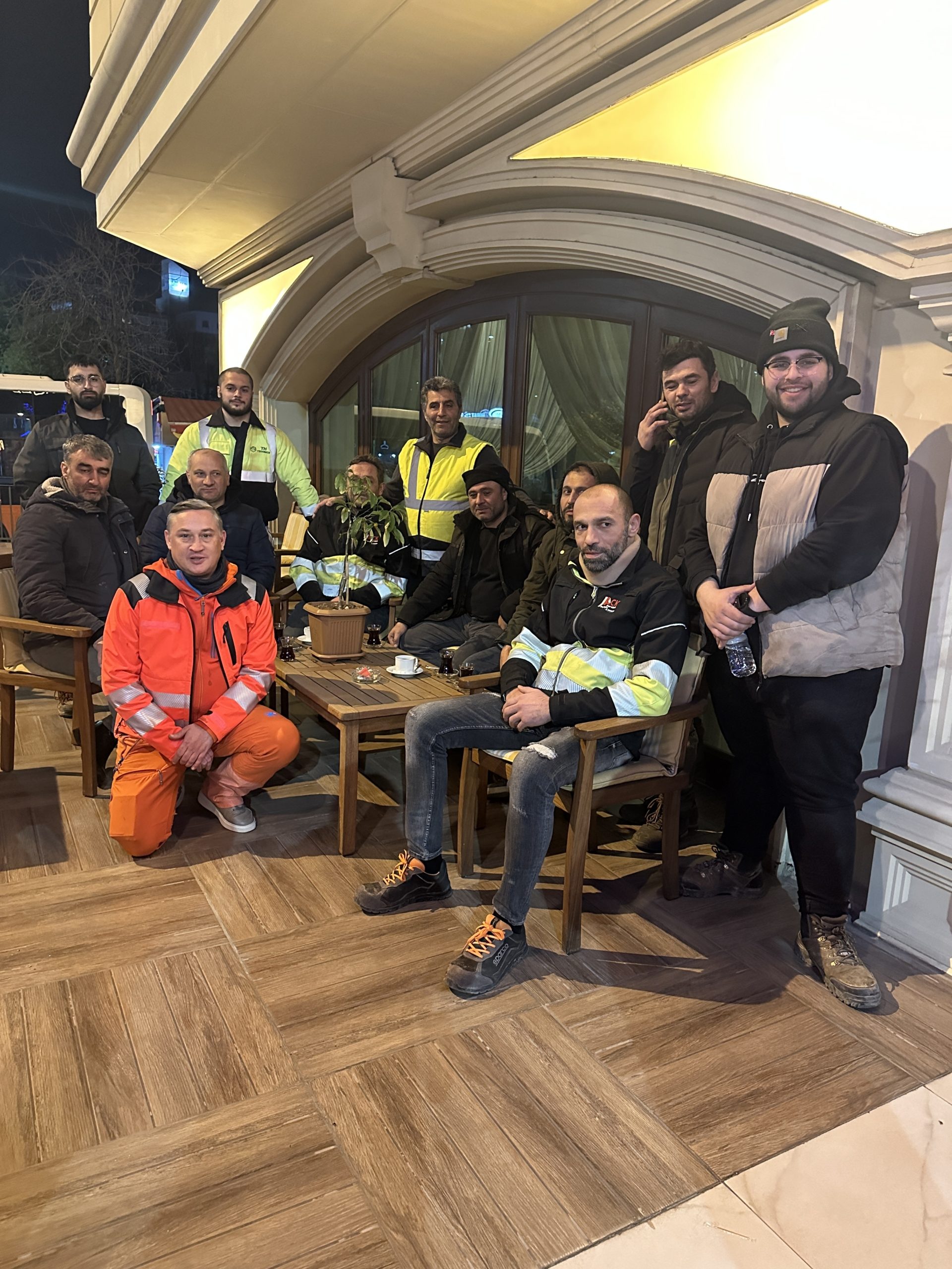 فريق المهندس رمضان القادم إلى تركيا. انضم إليهم الطبيب كولنز أثناء التصوير / عربي بوست 