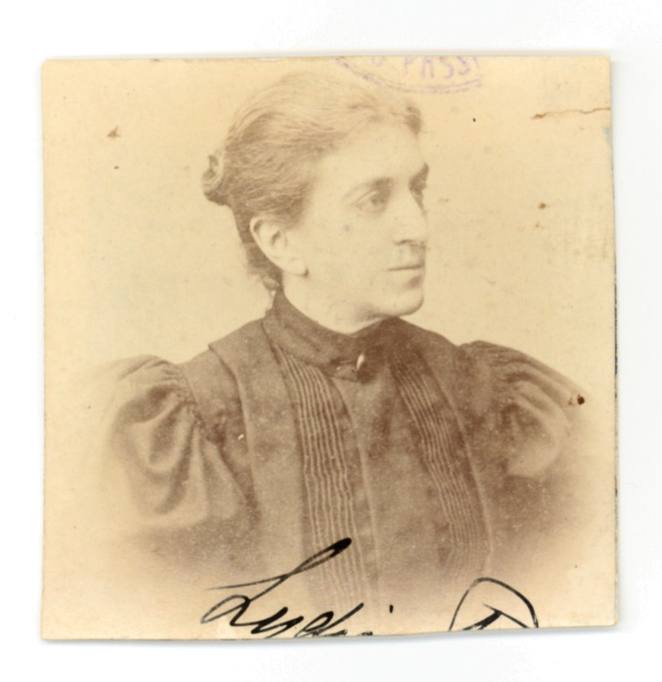 صورة شخصية وتوقيع رسمي للمحامية ليديا بويت - Wikimedia Commons