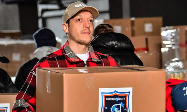 أوزيل يشارك في مساعدة المنكوبين بسبب زلزال تركيا وسوريا.. ظهر حاملاً صناديق المعونات قبل شحنها