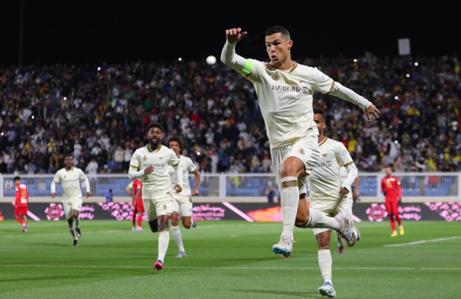 سجل “هاتريك” في 25 دقيقة.. رونالدو يقود النصر لصدارة الدوري السعودي