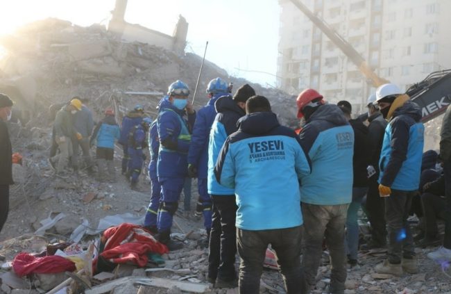 مشاركة بجهود الإغاثة ودعوات للتبرع.. هكذا ساهم فنانون ونجوم رياضة في دعم متضرري زلزال تركيا