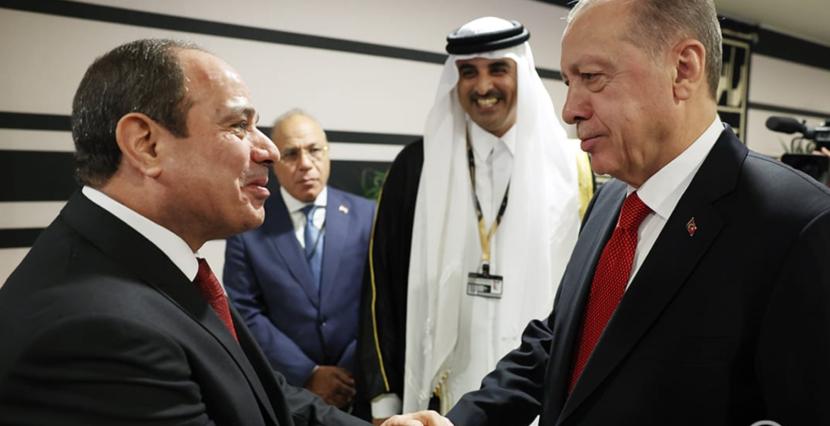 الرئيسان أردوغان والسيسي يتصافحان في حفل افتتاح مونديال قطر / وكالة الأناضول