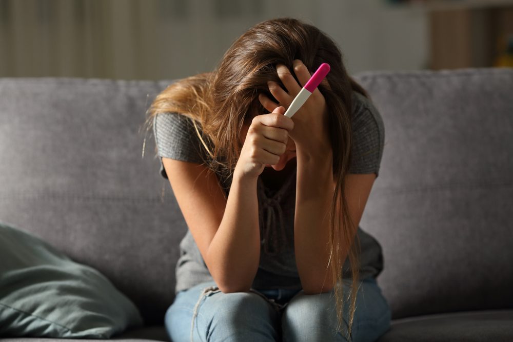 الحمل المبكر لدى صغيرات السن يهدد حياتهن والجنين - Shutterstock