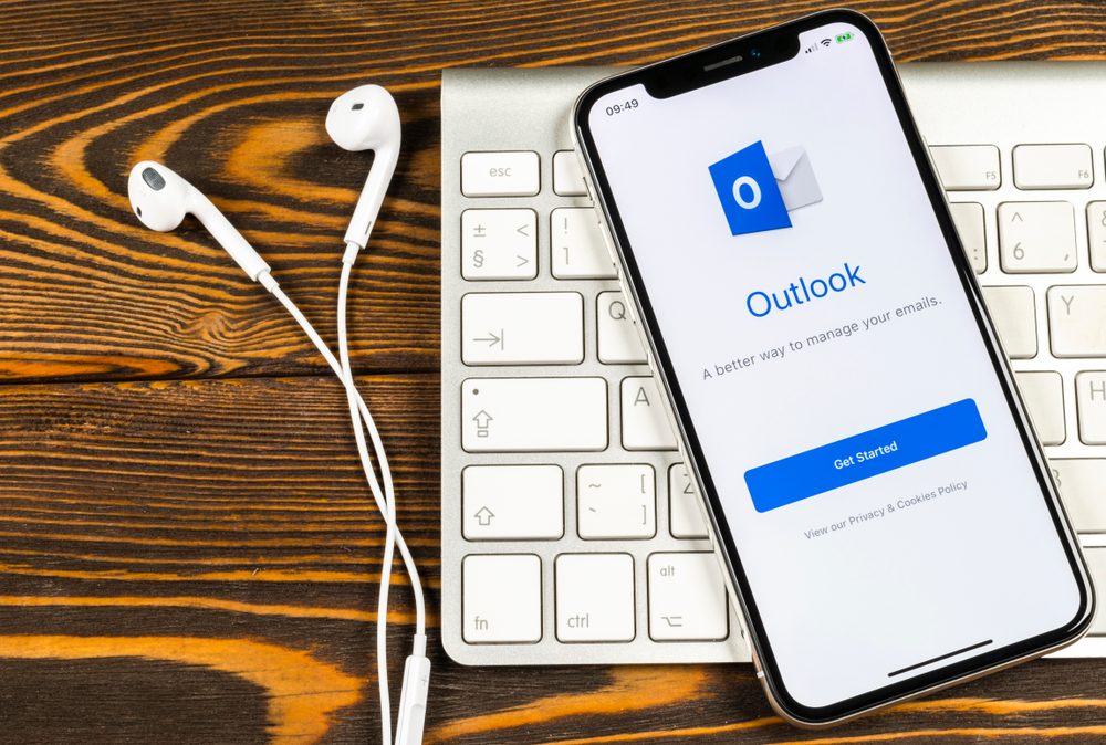 Shutter Stock/ ما هو الفرق بين Outlook وGmail؟