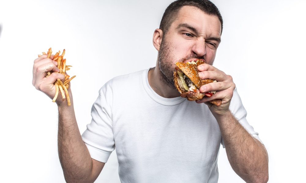 لماذا نلجأ إلى تناول الطعام عند الشعور بالحزن والإحباط؟ هكذا تخدعنا أدمغتنا