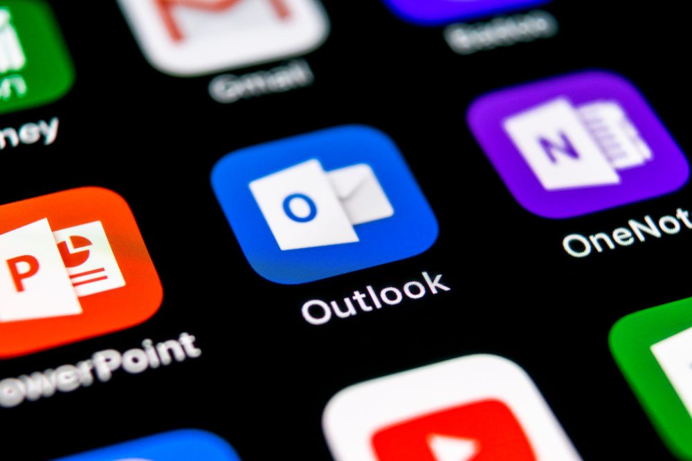 Shutter Stock/ ما هو الفرق بين Outlook وGmail؟