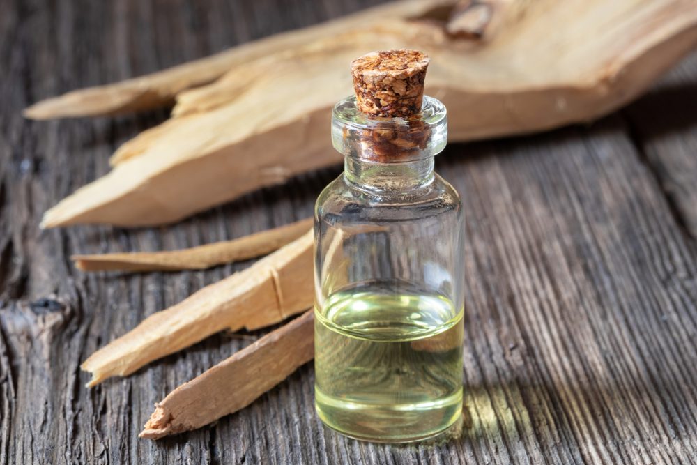 يأتي زيت الصندل في لون أبيض أو أحمر حسب الخشب المستخلص منه - ShutterStock